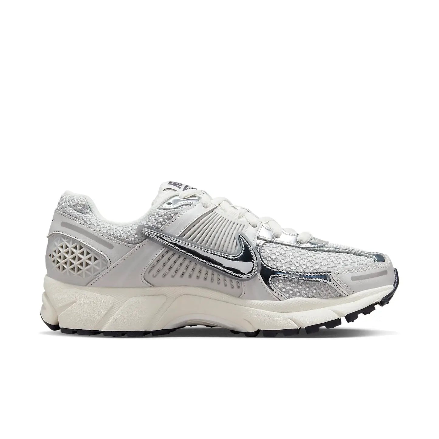Tênis Branco com Metalico Nike Zoom Vomero 5 Photon Dust Metallic Silver Parte Lateral Direita