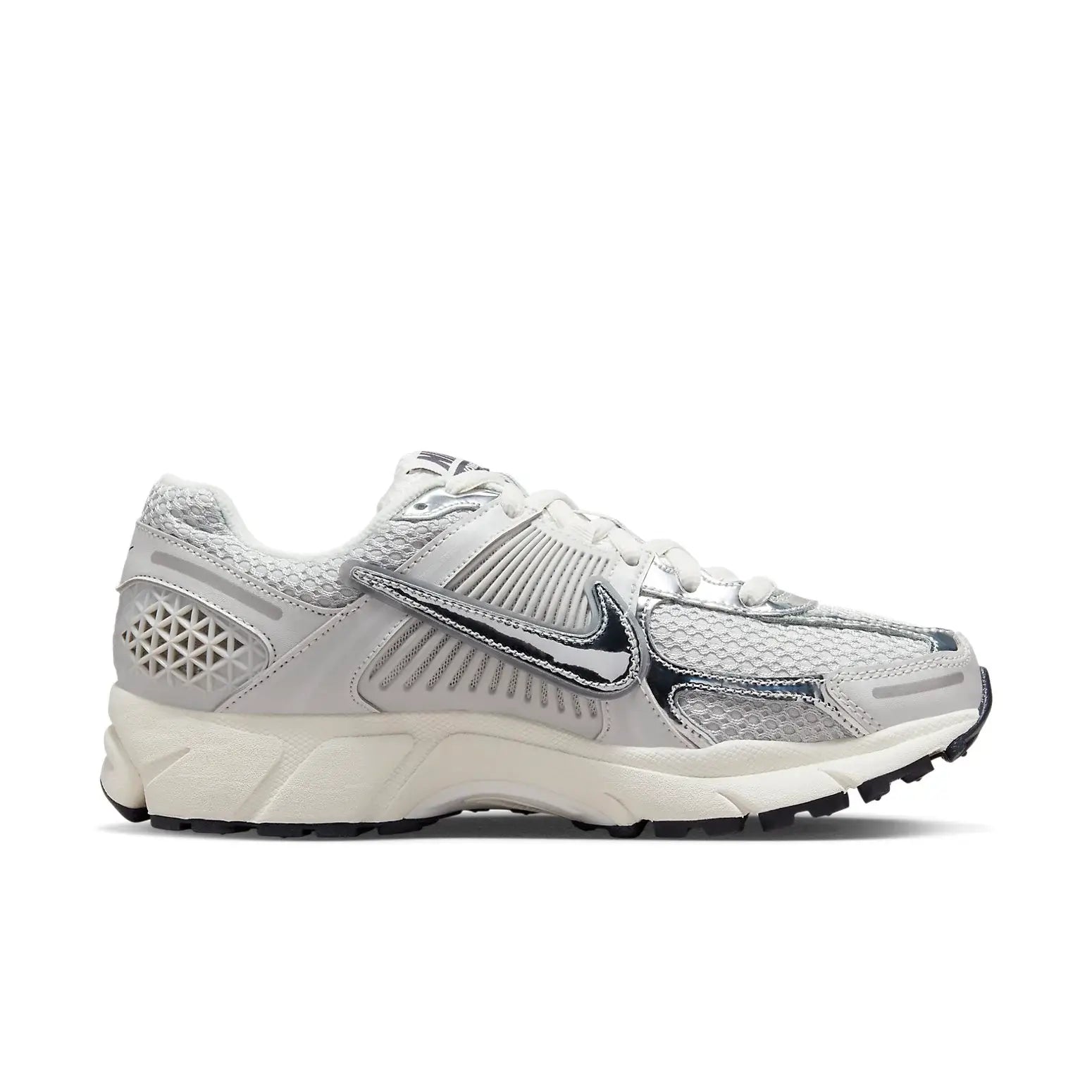 Tênis Branco com Metalico Nike Zoom Vomero 5 Photon Dust Metallic Silver Parte Lateral Direita