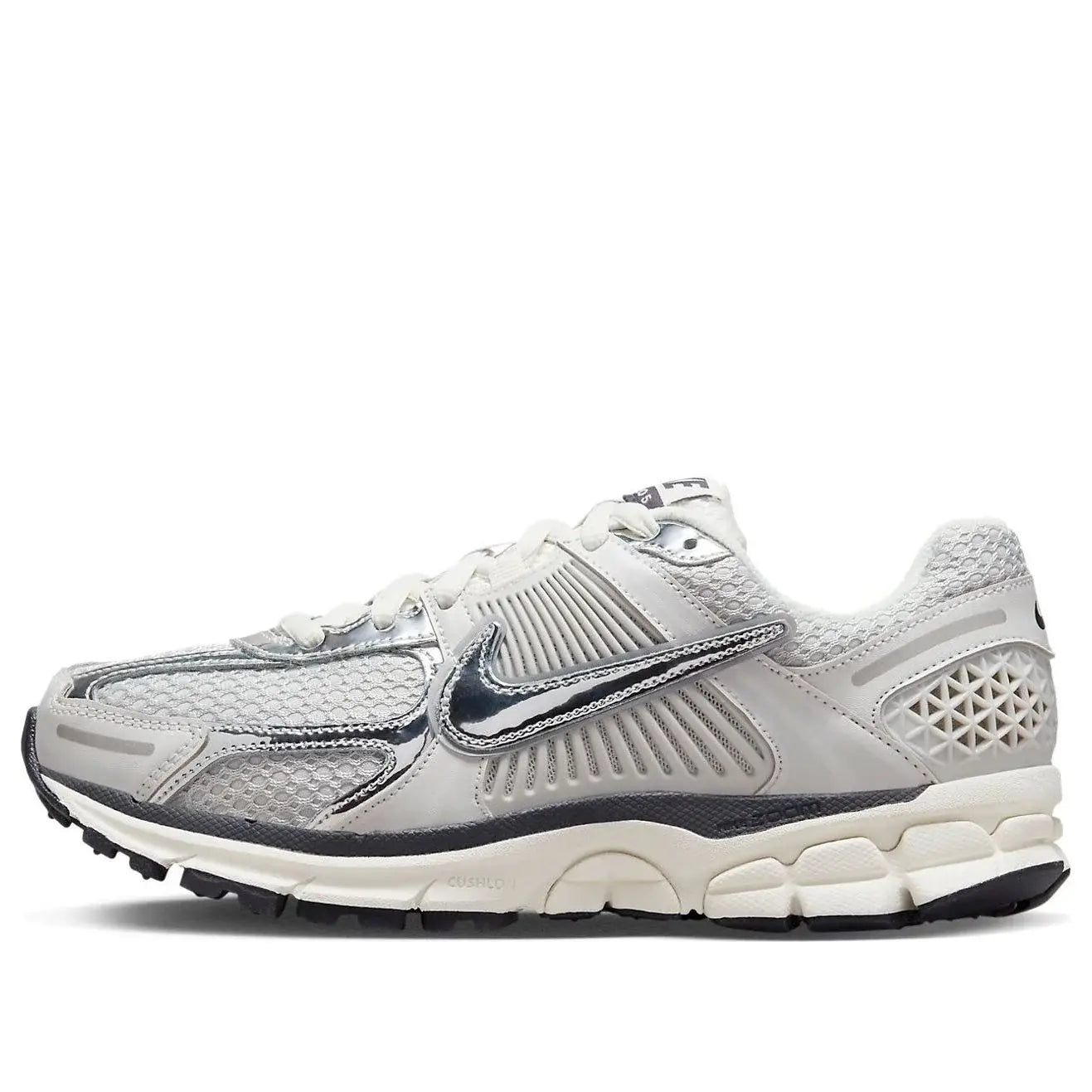 Tênis Branco com Metalico Nike Zoom Vomero 5 Photon Dust Metallic Silver Parte Lateral Esquerda