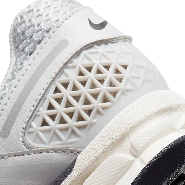 Tênis Branco com Metalico Nike Zoom Vomero 5 Photon Dust Metallic Silver Parte Traseira em Detalhes