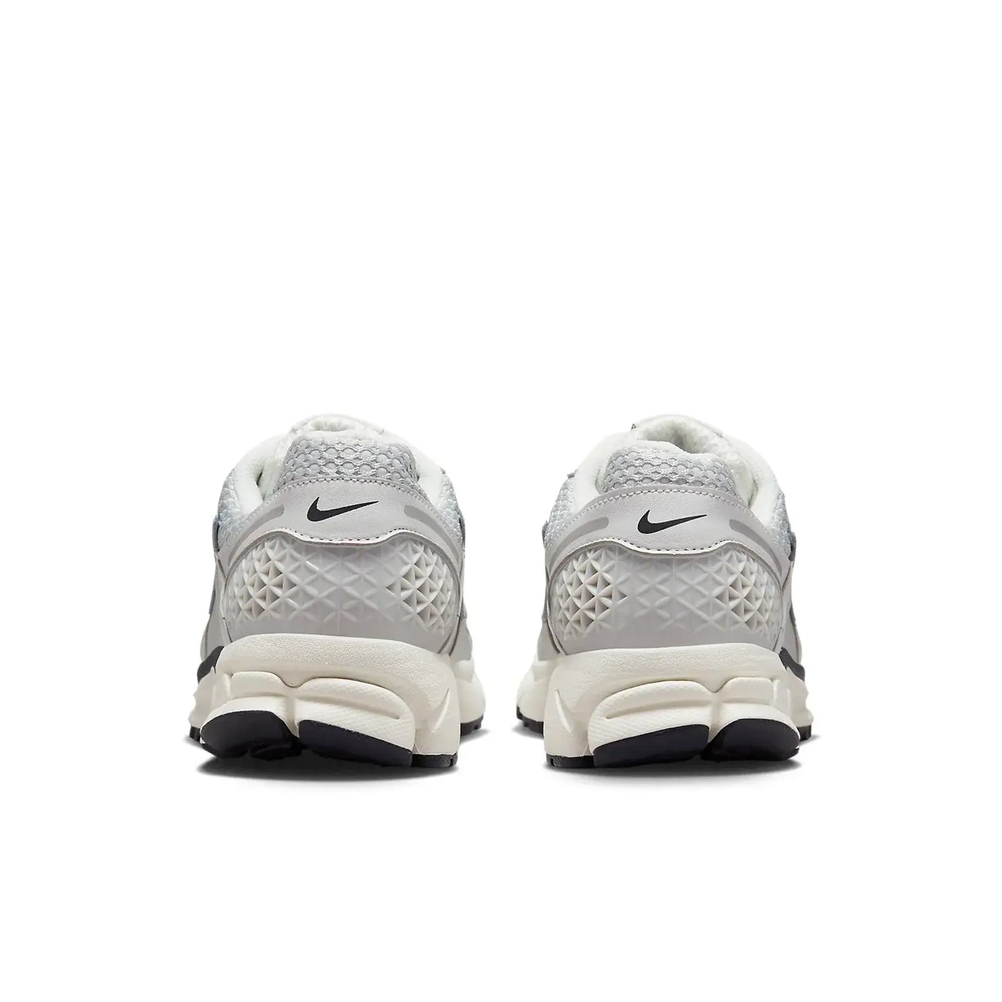 Tênis Branco com Metalico Nike Zoom Vomero 5 Photon Dust Metallic Silver Vista da Parte Traseira