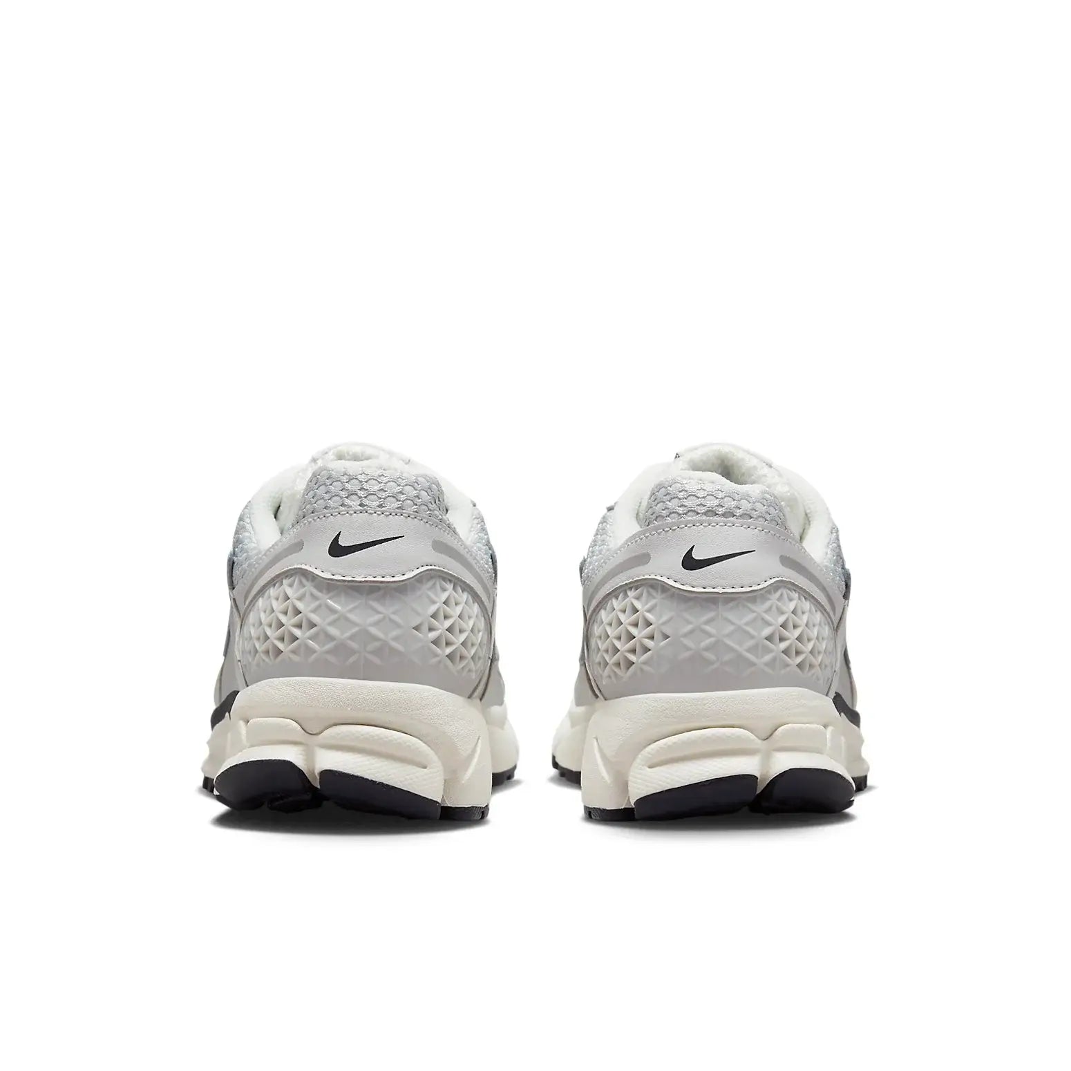 Tênis Branco com Metalico Nike Zoom Vomero 5 Photon Dust Metallic Silver Vista da Parte Traseira