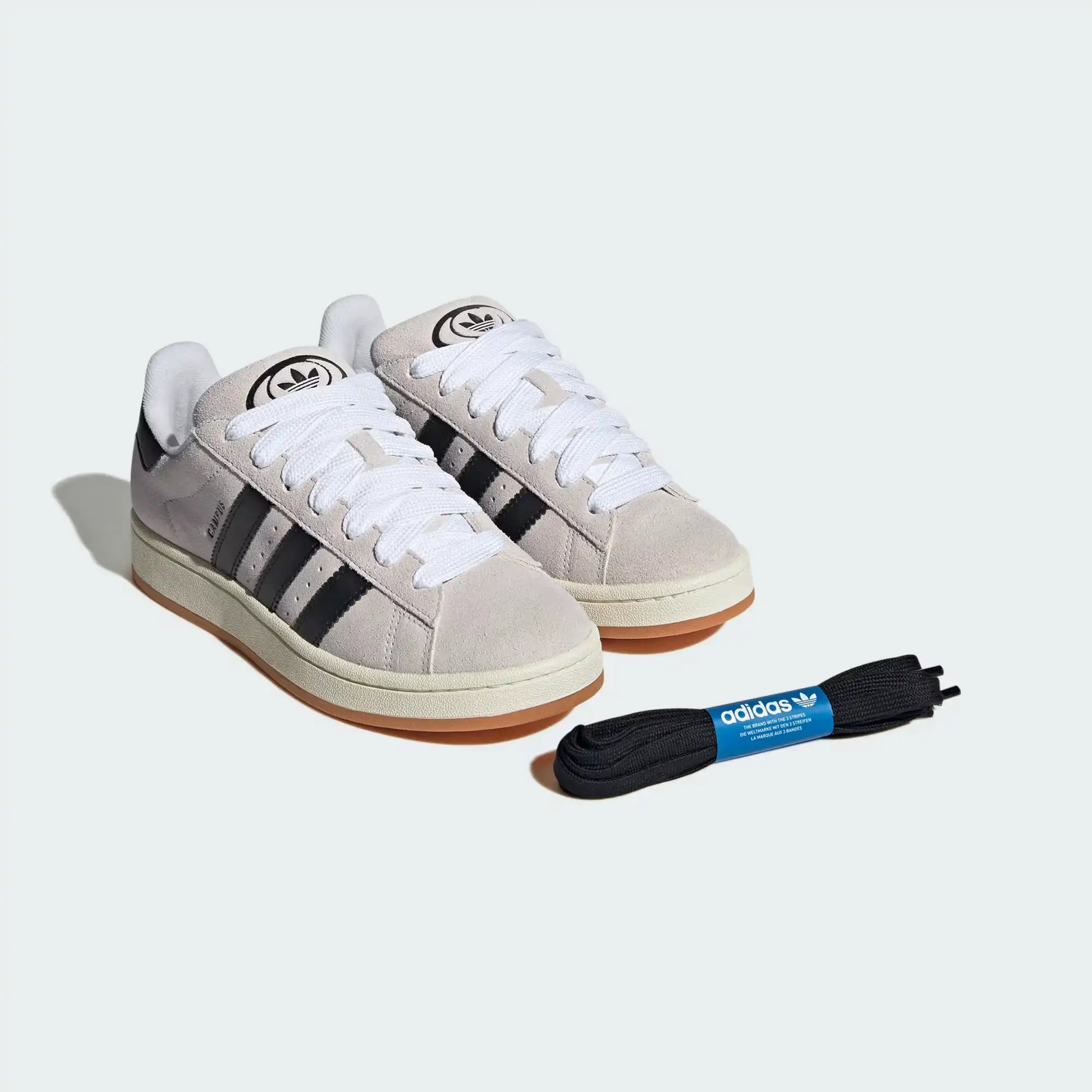 Tênis Cinza Adidas Campus 00s Crystal White Par Visto de Frente com Cadarço Extra Preto