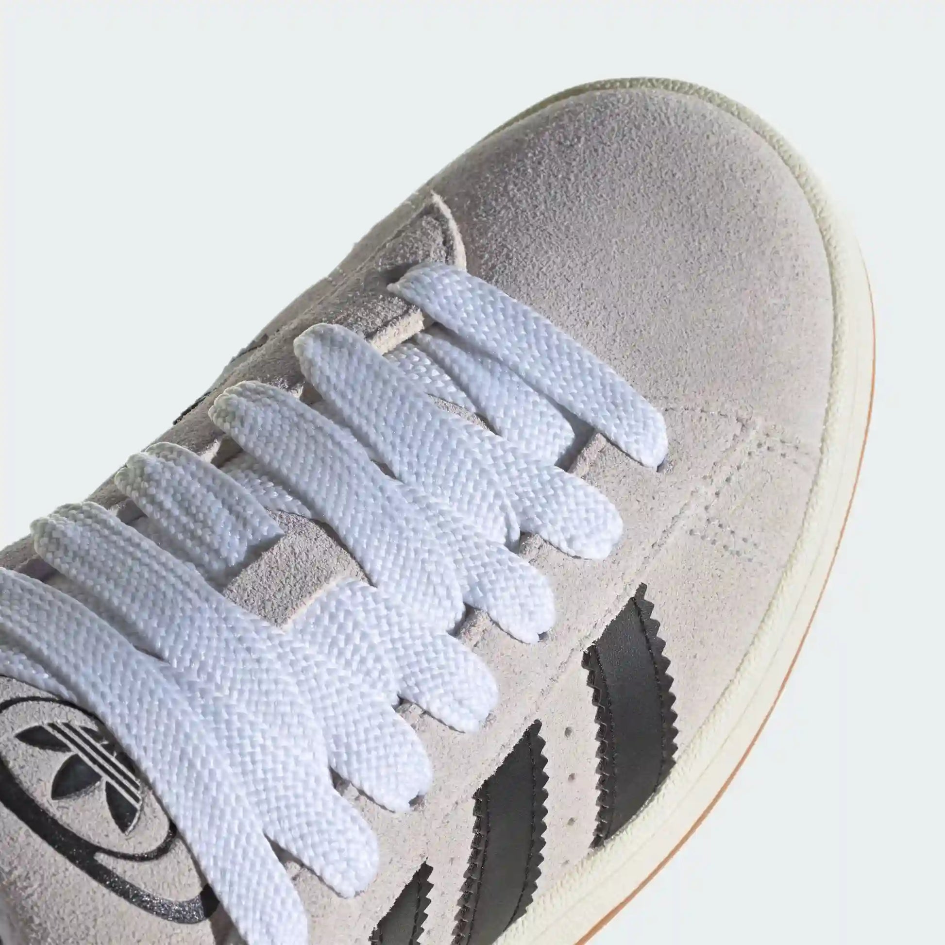 Tênis Cinza Adidas Campus 00s Crystal White Parte Frontal em Detalhes