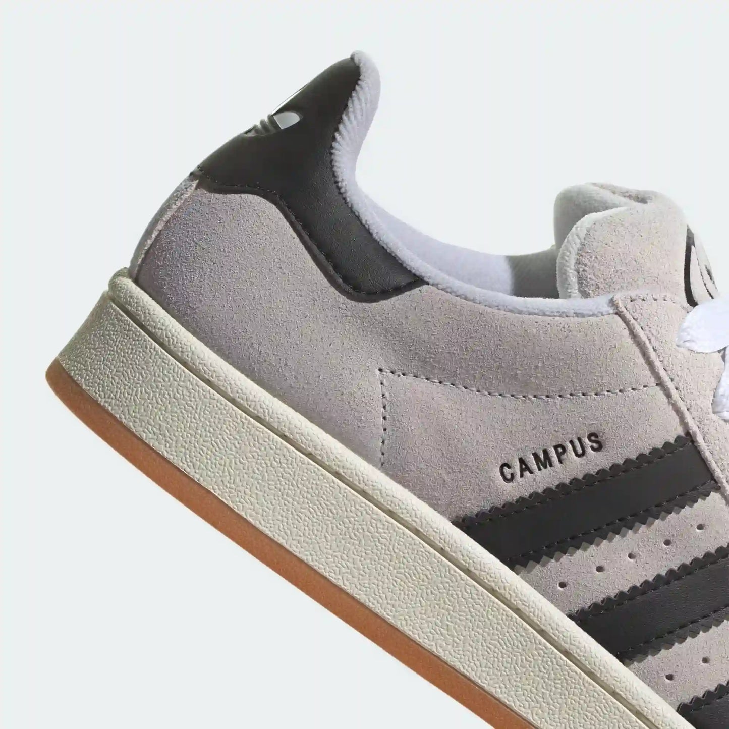Tênis Cinza Adidas Campus 00s Crystal White Parte Traseira em Detalhes