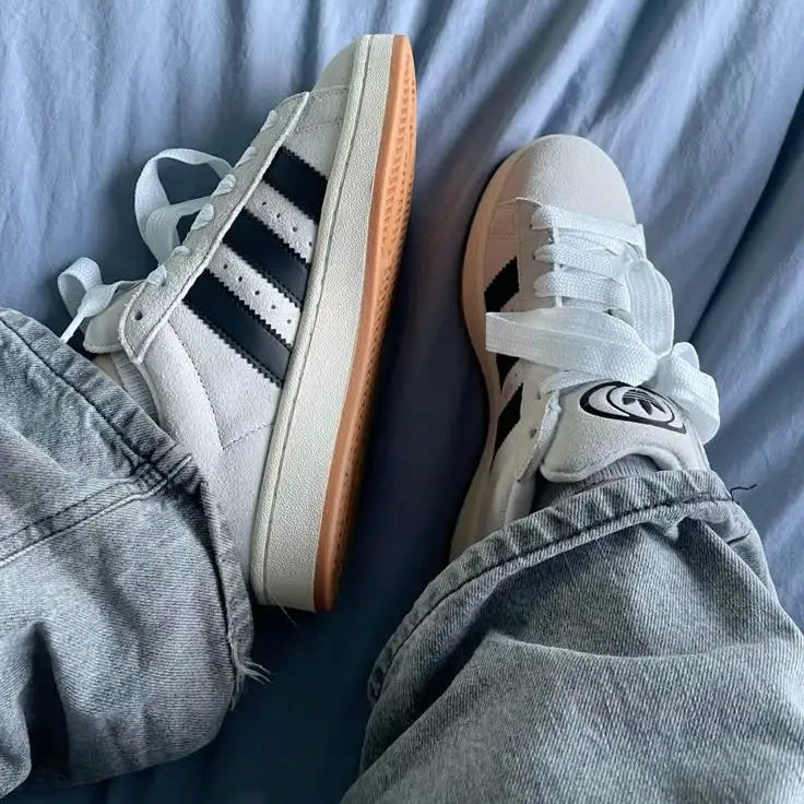 Tênis Cinza Adidas Campus 00s Crystal White Visto no Pe com Calca Baggy Escura