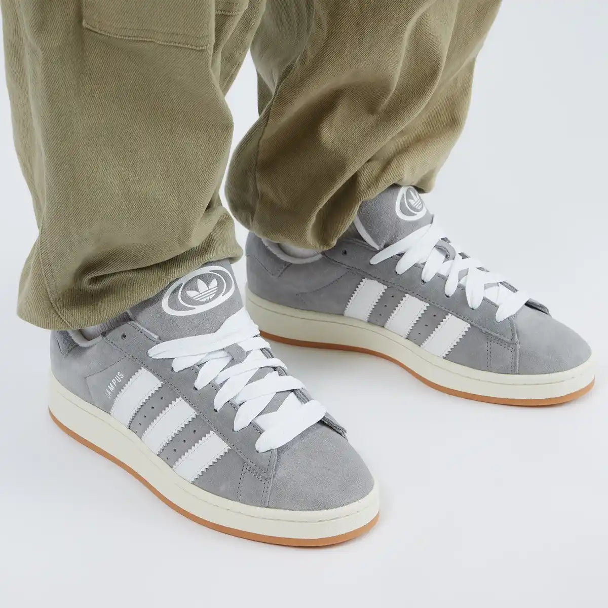 Tênis Cinza Adidas Campus -00s Grey No Pe com Calca Verde