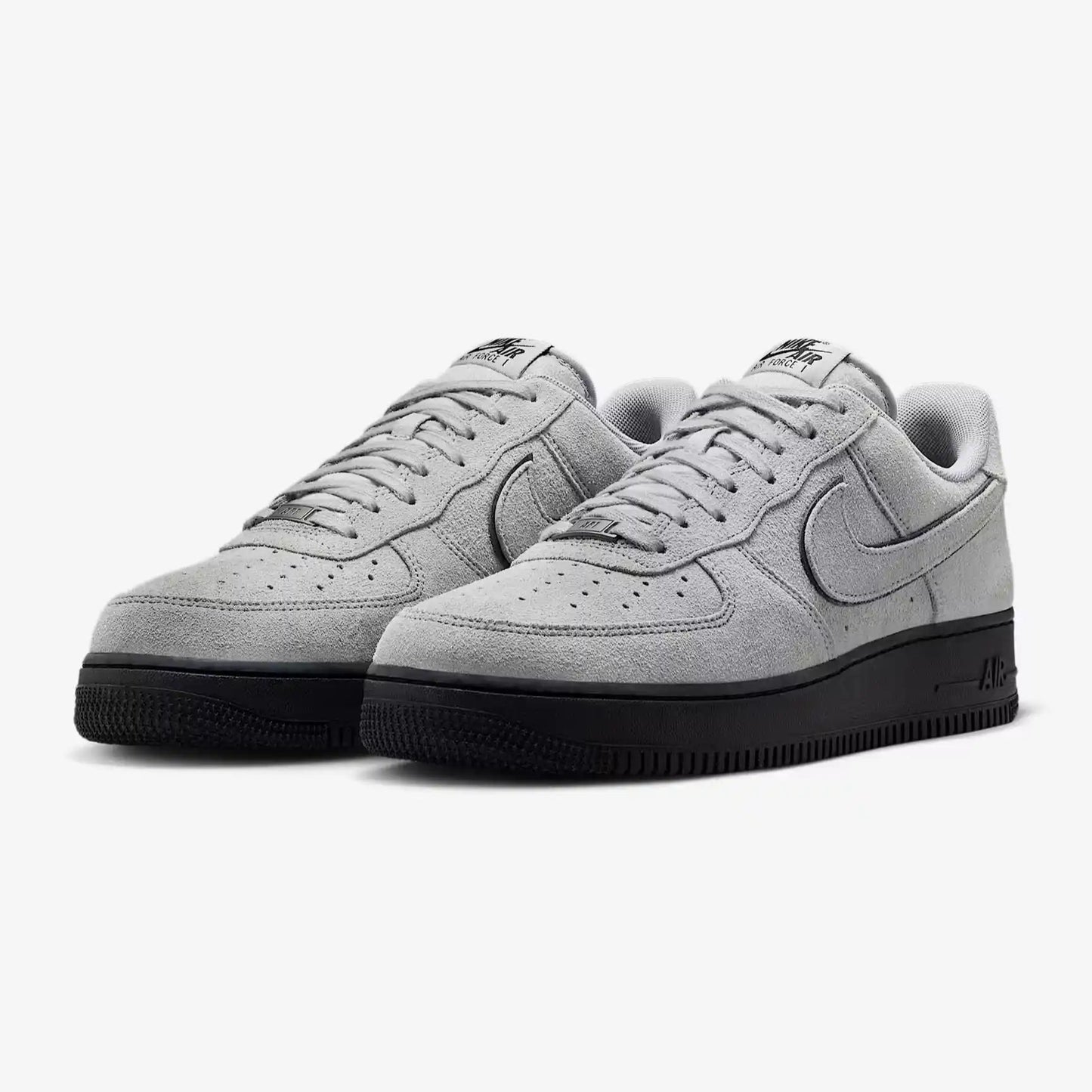 Tênis Cinza Chumbo Nike Air Force 1  LV8 Smoke Grey Suede Par de Frente