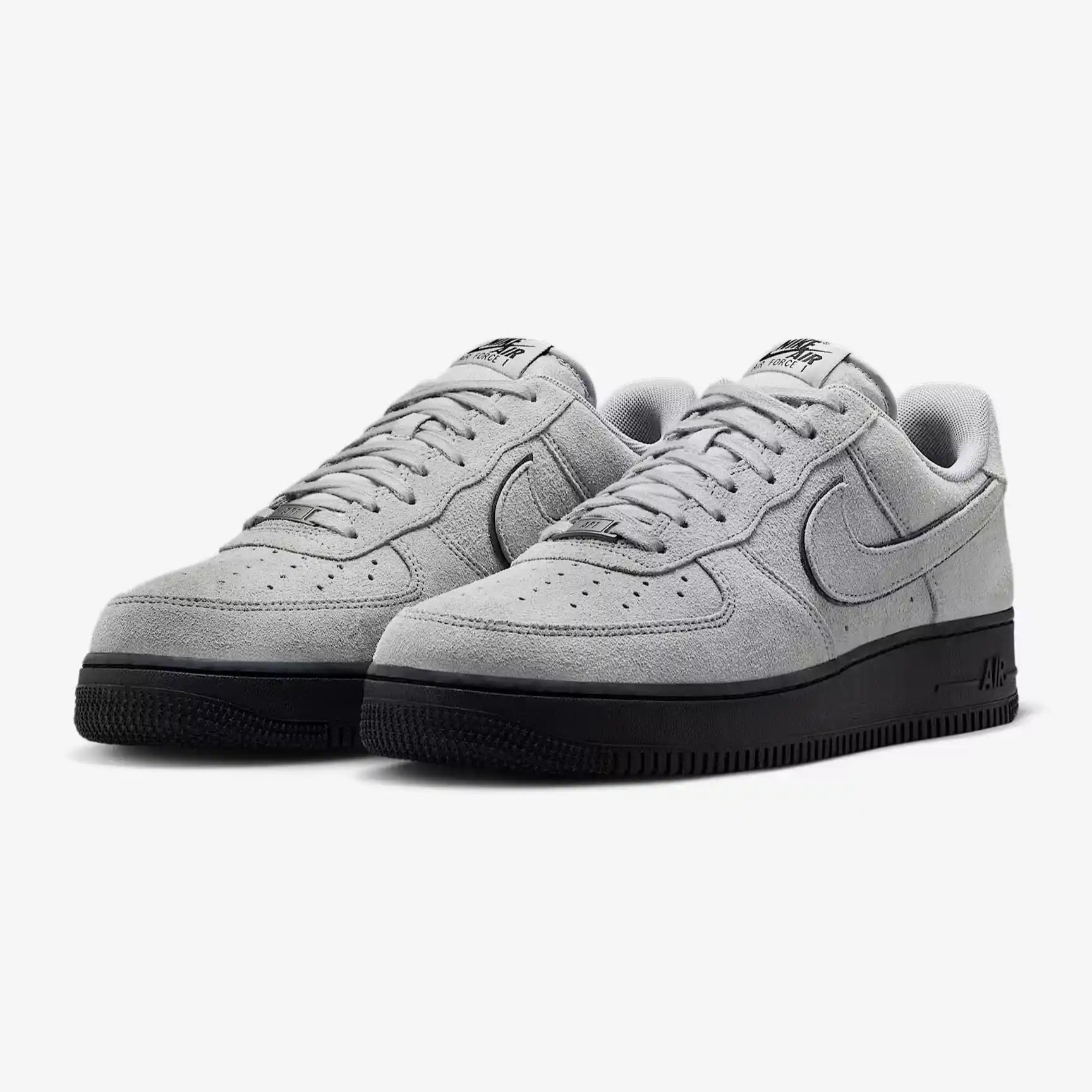 Tênis Cinza Chumbo Nike Air Force 1  LV8 Smoke Grey Suede Par de Frente