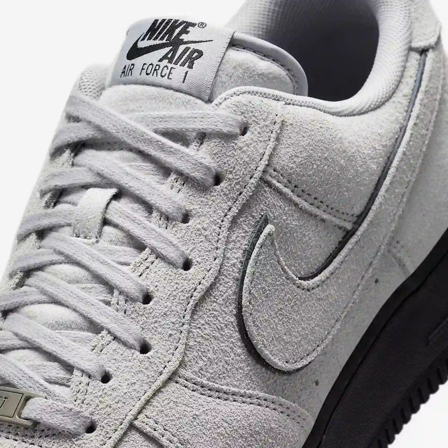 Tênis Cinza Chumbo Nike Air Force 1  LV8 Smoke Grey Suede Parte Frontal em Detalhes