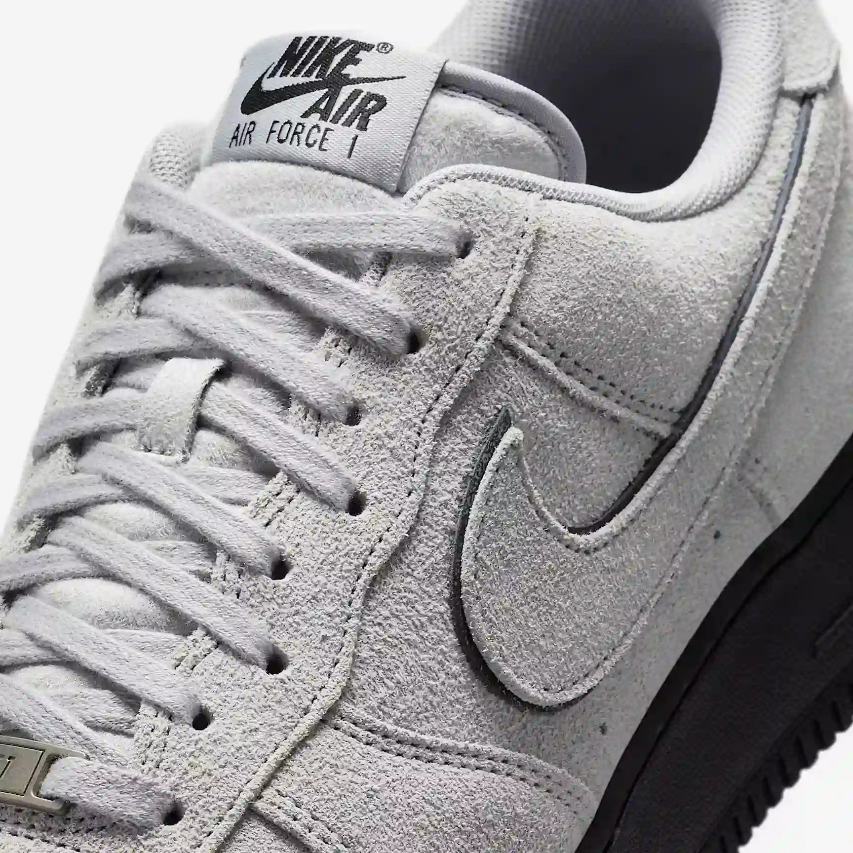 Tênis Cinza Chumbo Nike Air Force 1  LV8 Smoke Grey Suede Parte Frontal em Detalhes