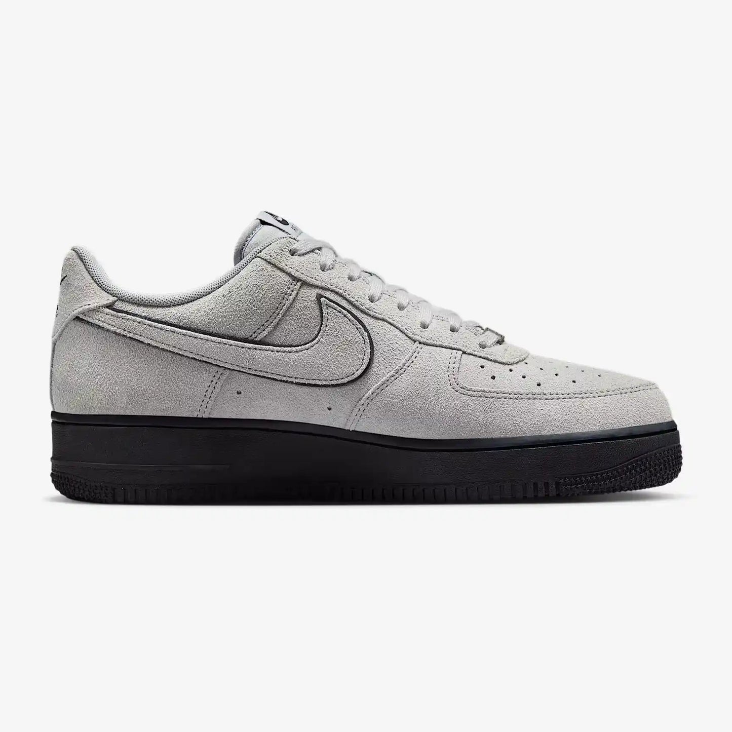 Tênis Cinza Chumbo Nike Air Force 1  LV8 Smoke Grey Suede Parte Lateral Direita