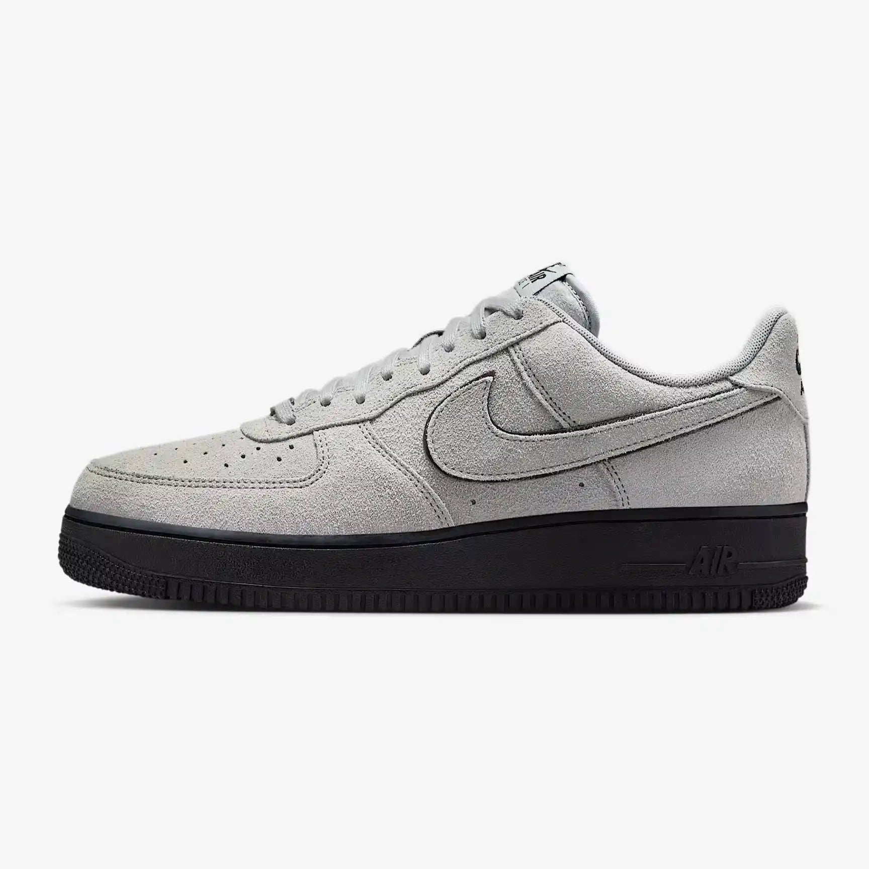 Tênis Cinza Chumbo Nike Air Force 1  LV8 Smoke Grey Suede Parte Lateral Esquerda
