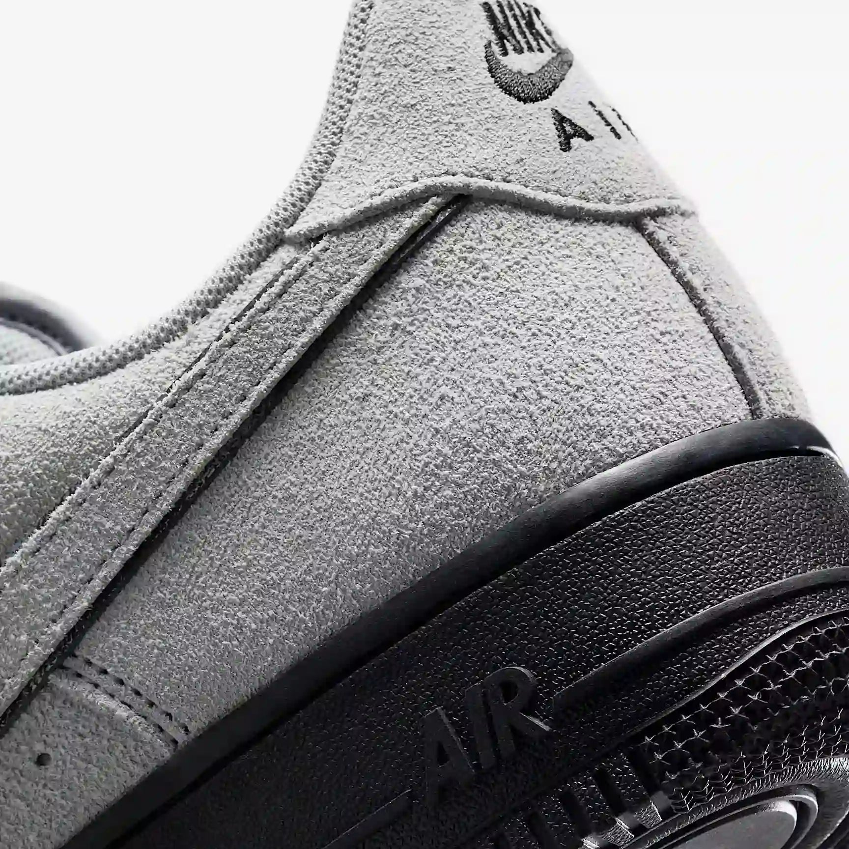 Tênis Cinza Chumbo Nike Air Force 1  LV8 Smoke Grey Suede Parte Traseira em Detalhes