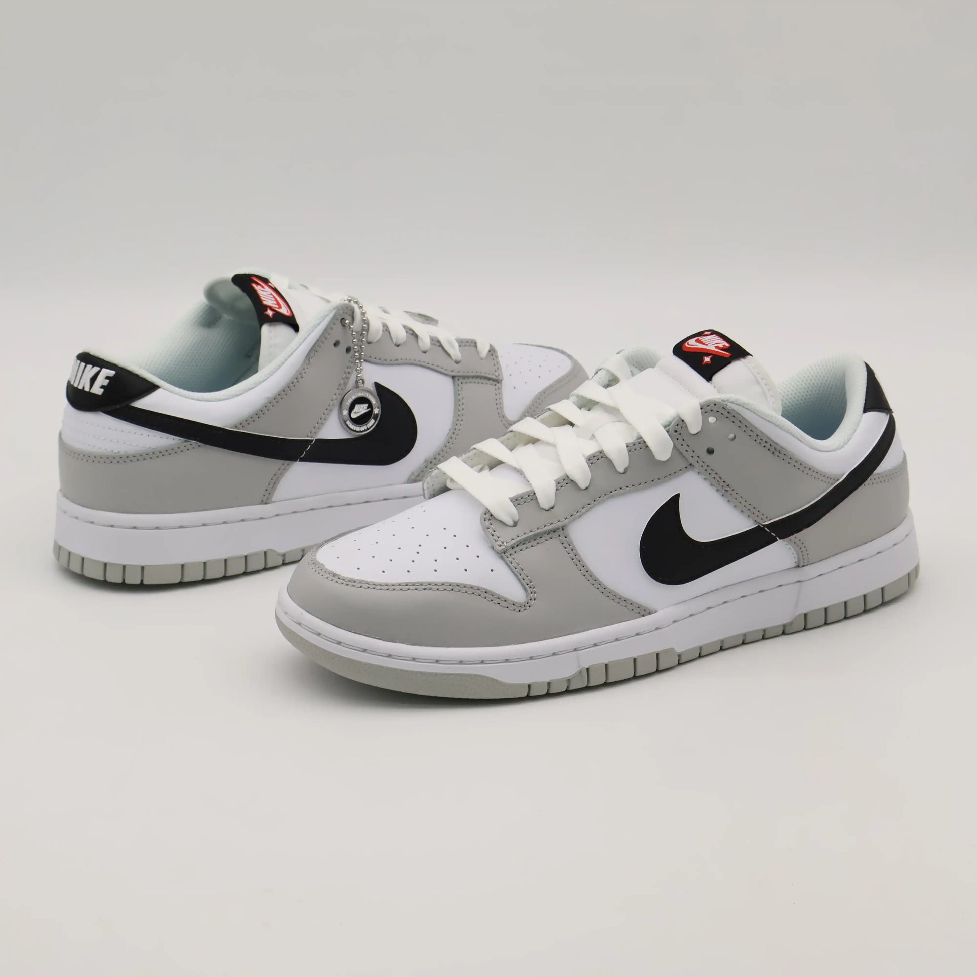 Tenis Cinza Nike Dunk Low Par de Lado