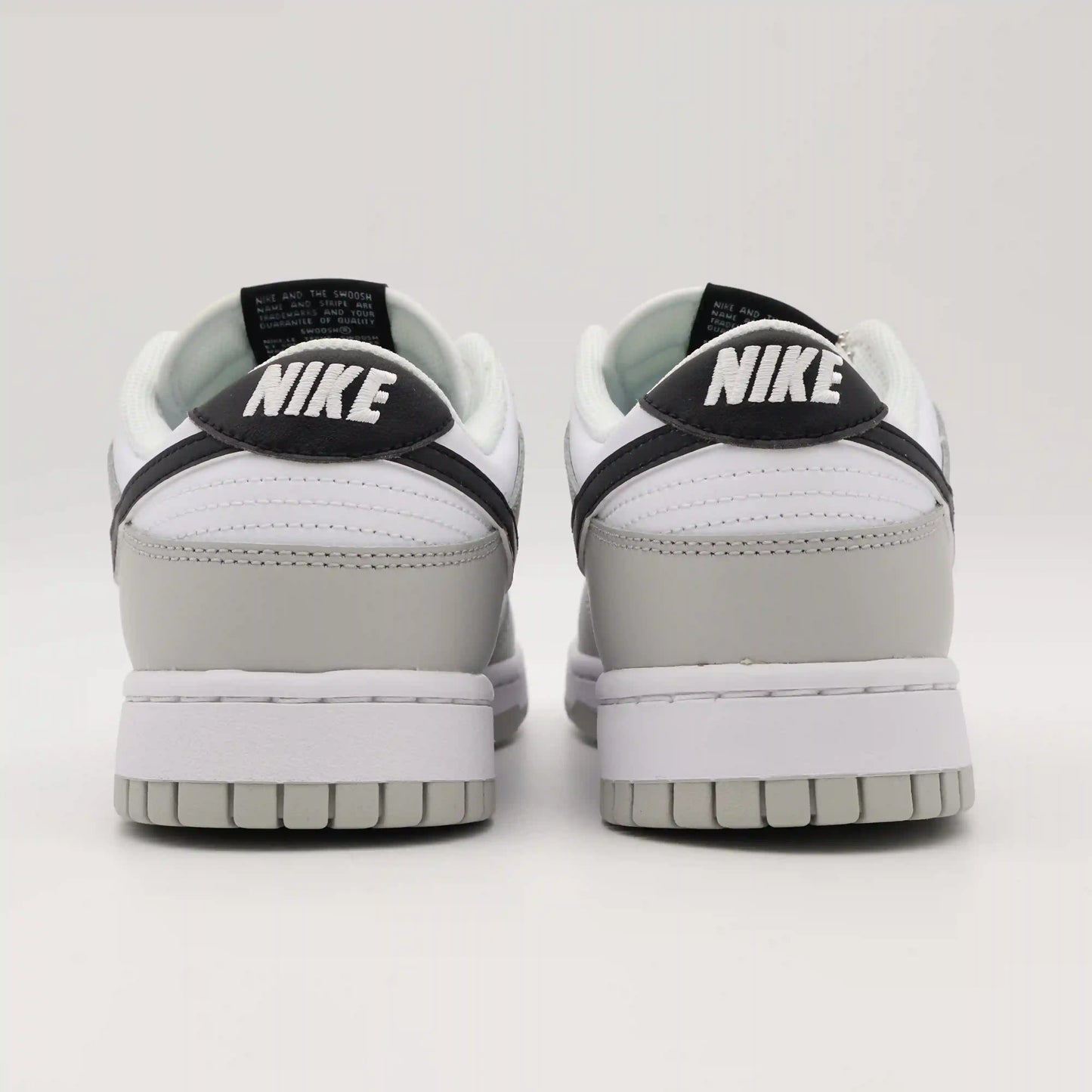 Tenis Cinza Nike Dunk Low Parte Traseira