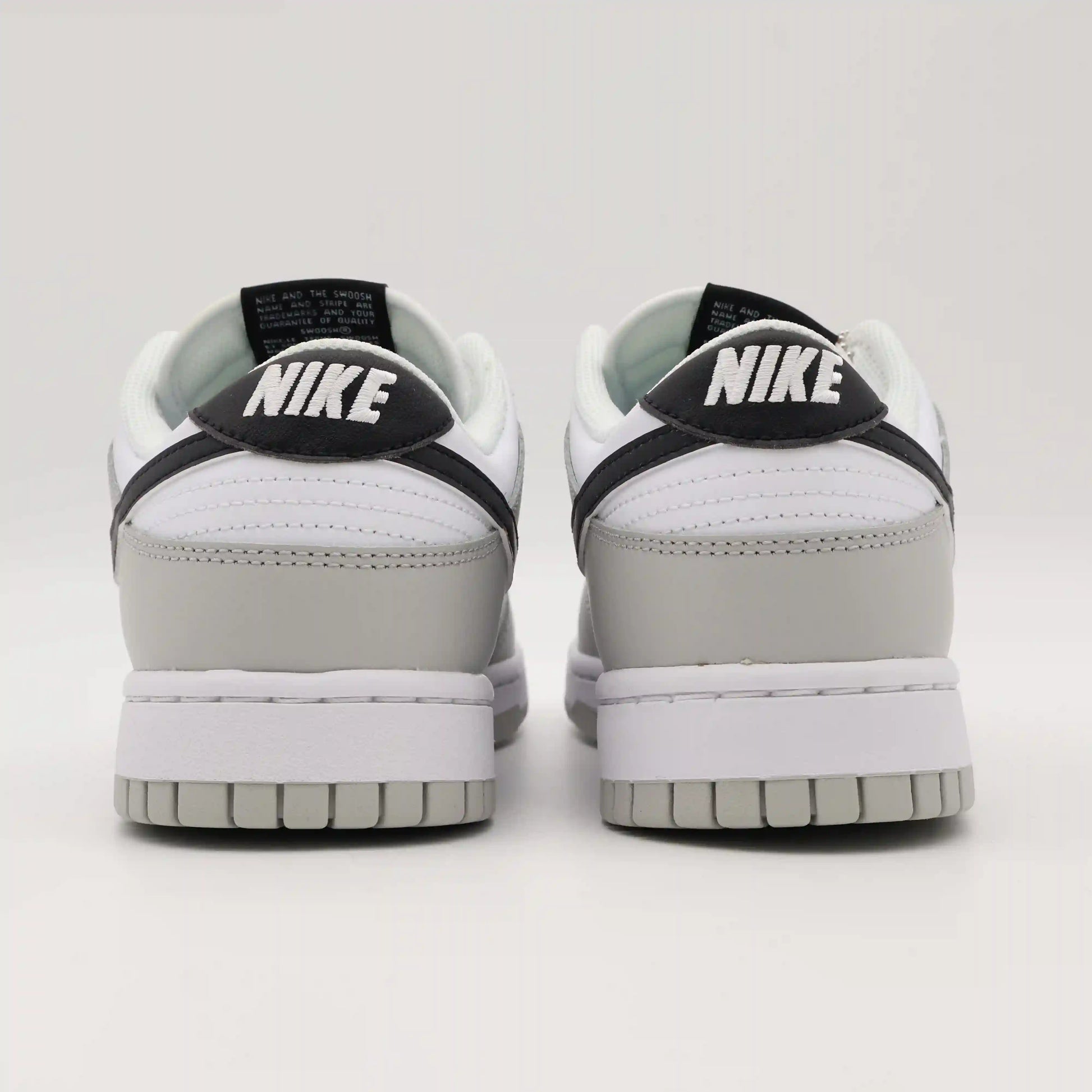 Tenis Cinza Nike Dunk Low Parte Traseira