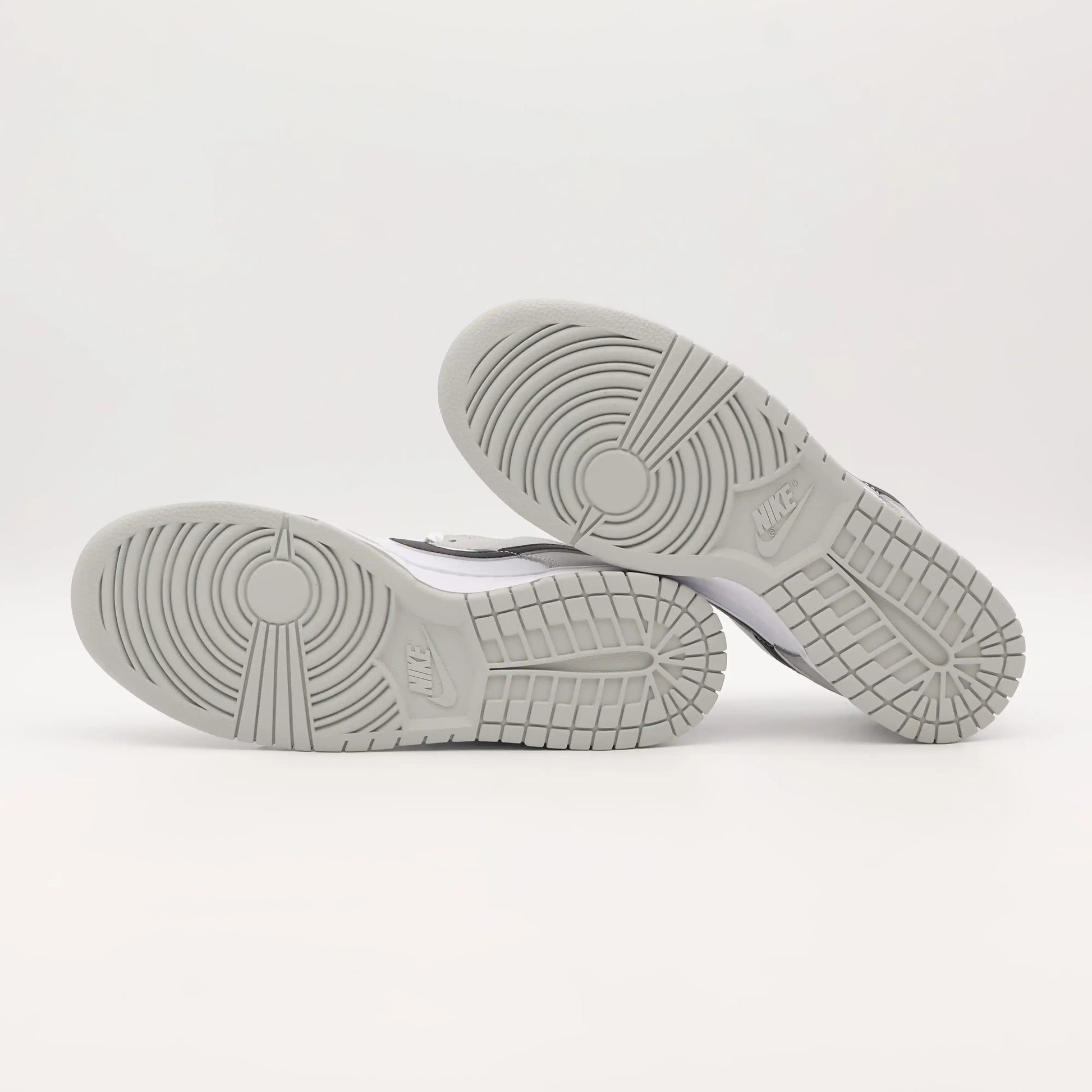 Tenis Cinza Nike Dunk Low Solado