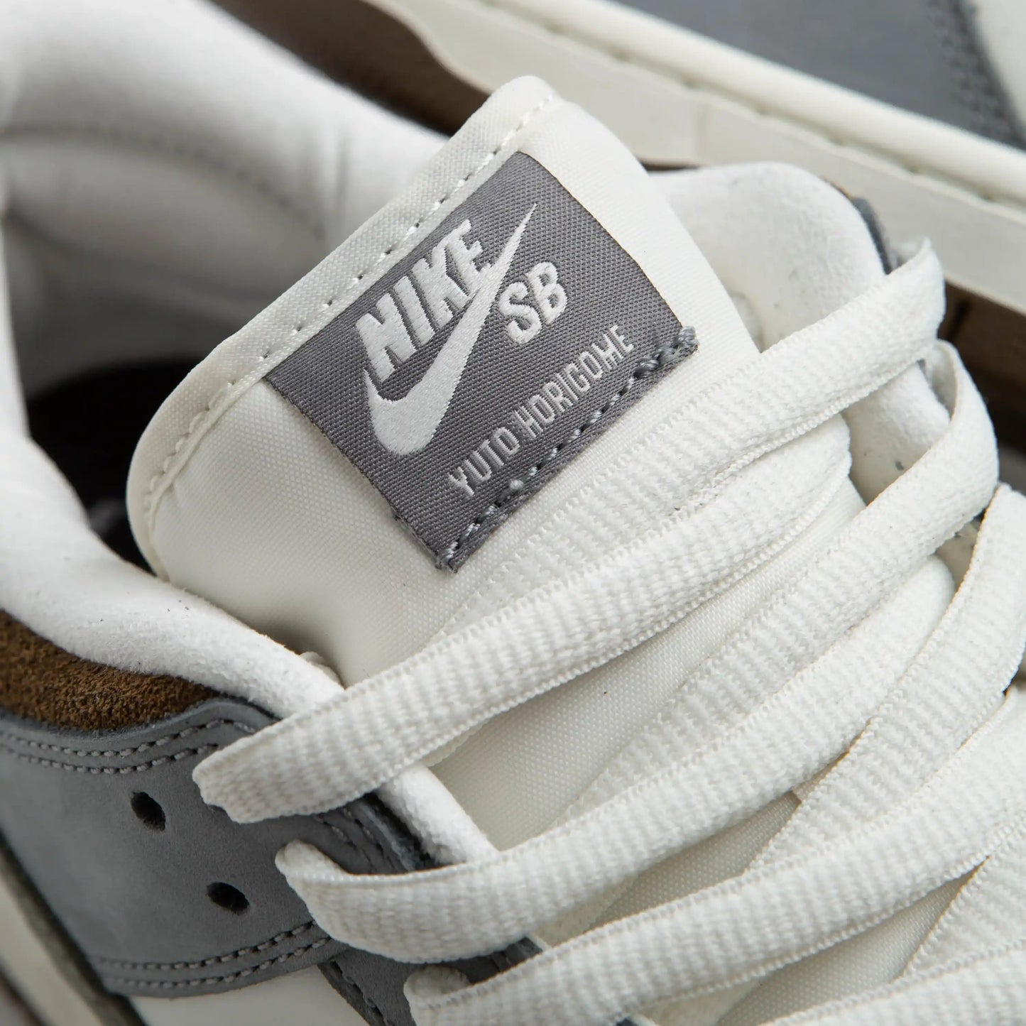Tênis Cinza Nike Dunk Low Yuto Horigome Detalhes da Logo Nike SB Yuto Horigome