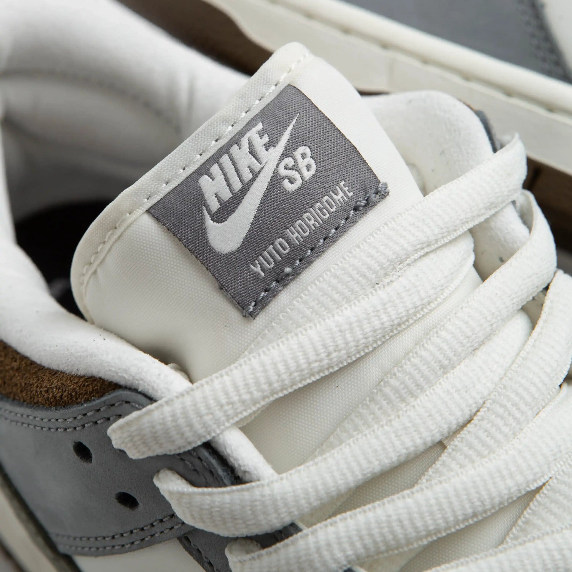 Tênis Cinza Nike Dunk Low Yuto Horigome Detalhes da Logo Nike SB Yuto Horigome