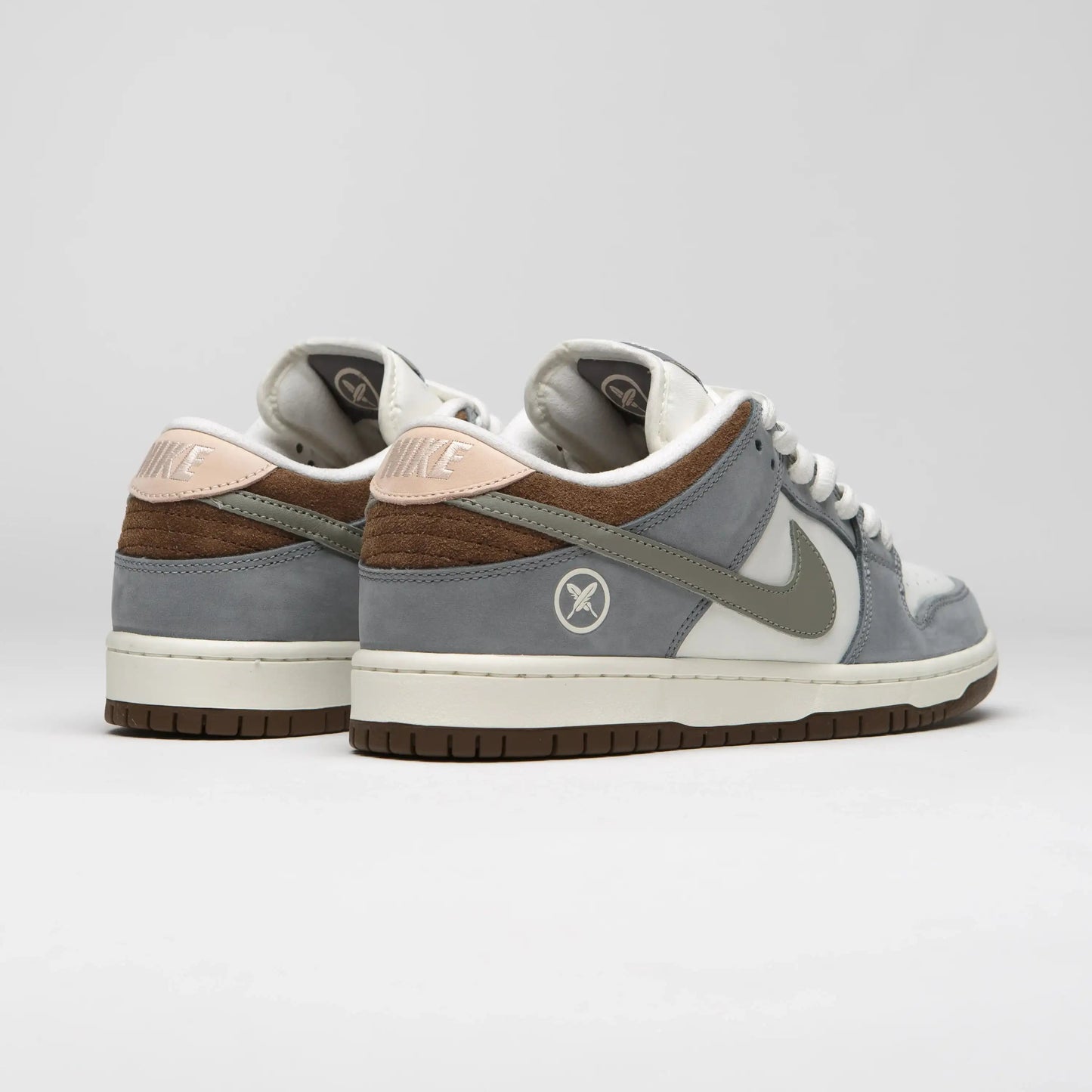 Tênis Cinza Nike Dunk Low Yuto Horigome Visto pela Parte Traseira