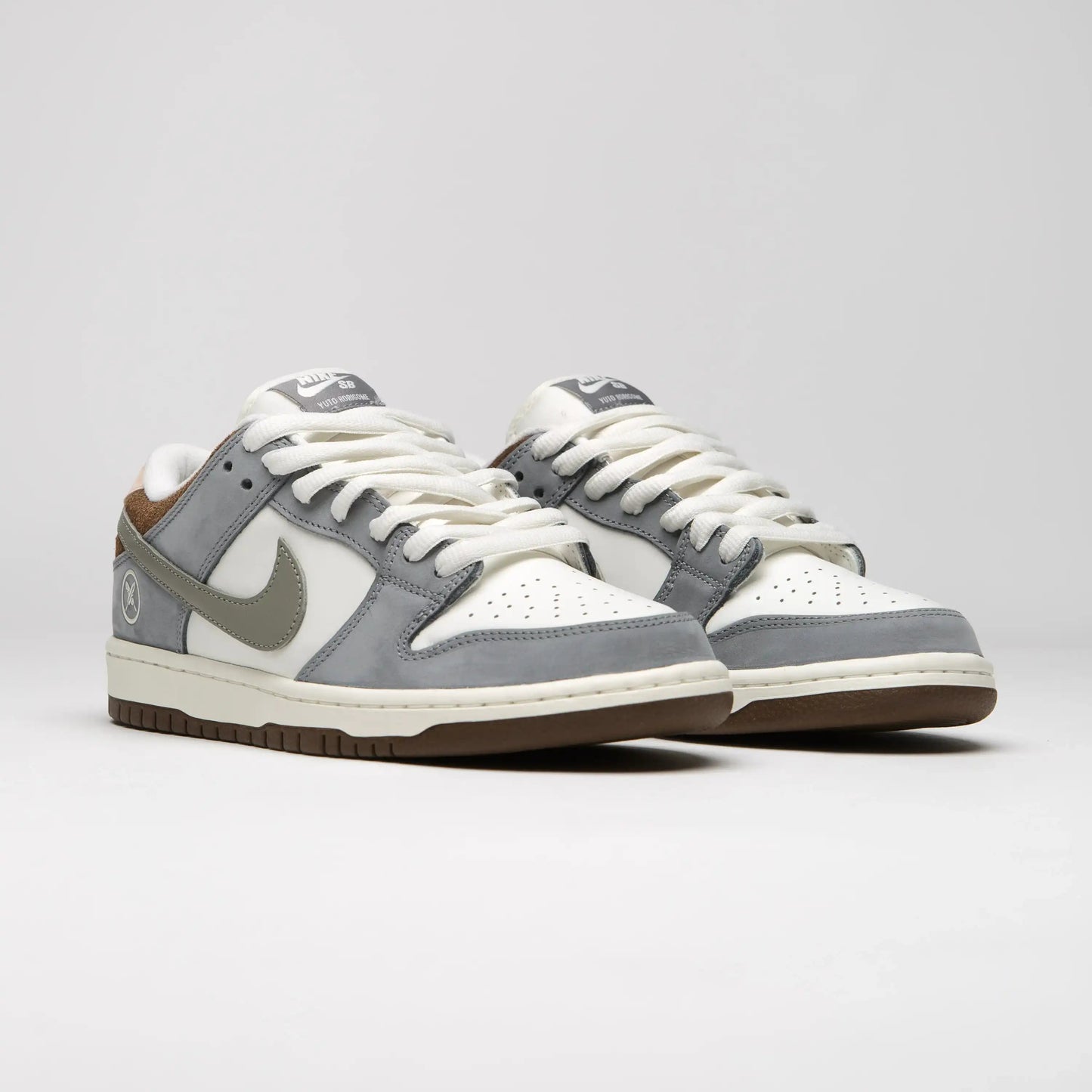 Tênis Cinza Nike Dunk Low Yuto Horigome Par Visto de Frente
