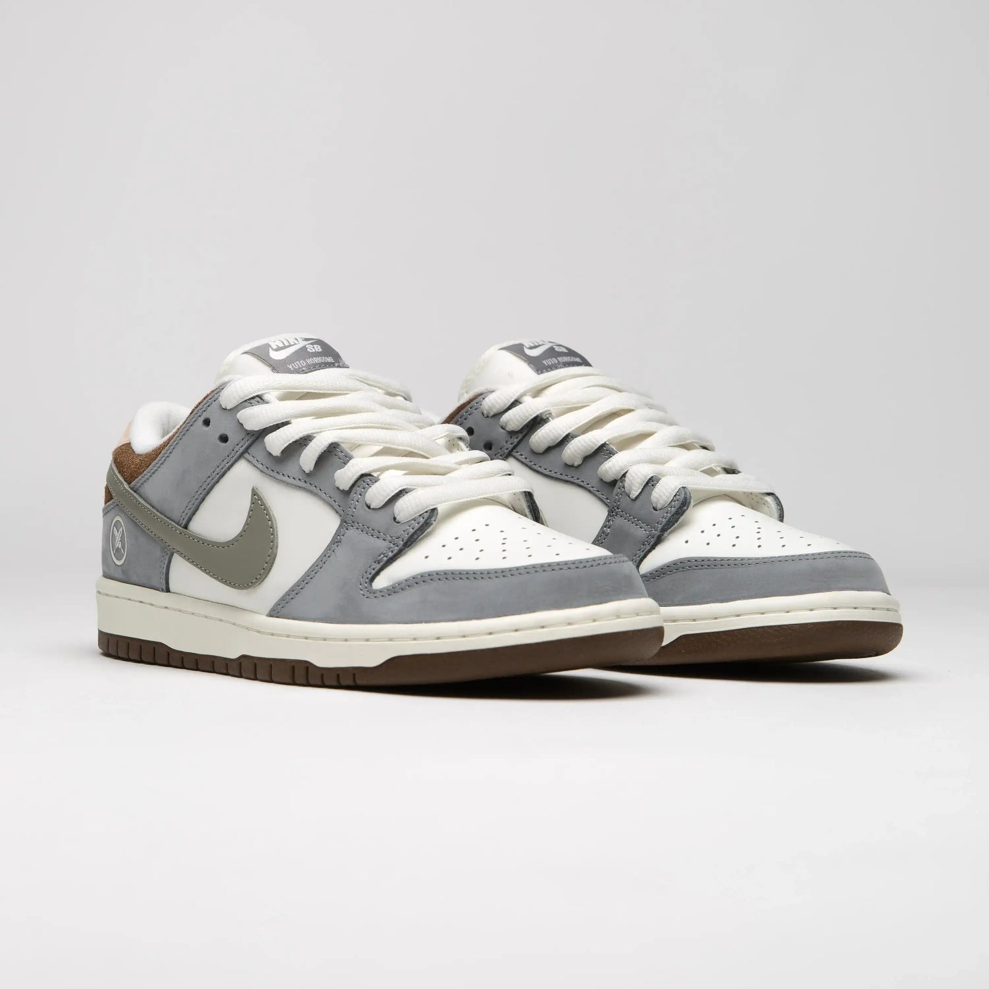 Tênis Cinza Nike Dunk Low Yuto Horigome Par Visto de Frente