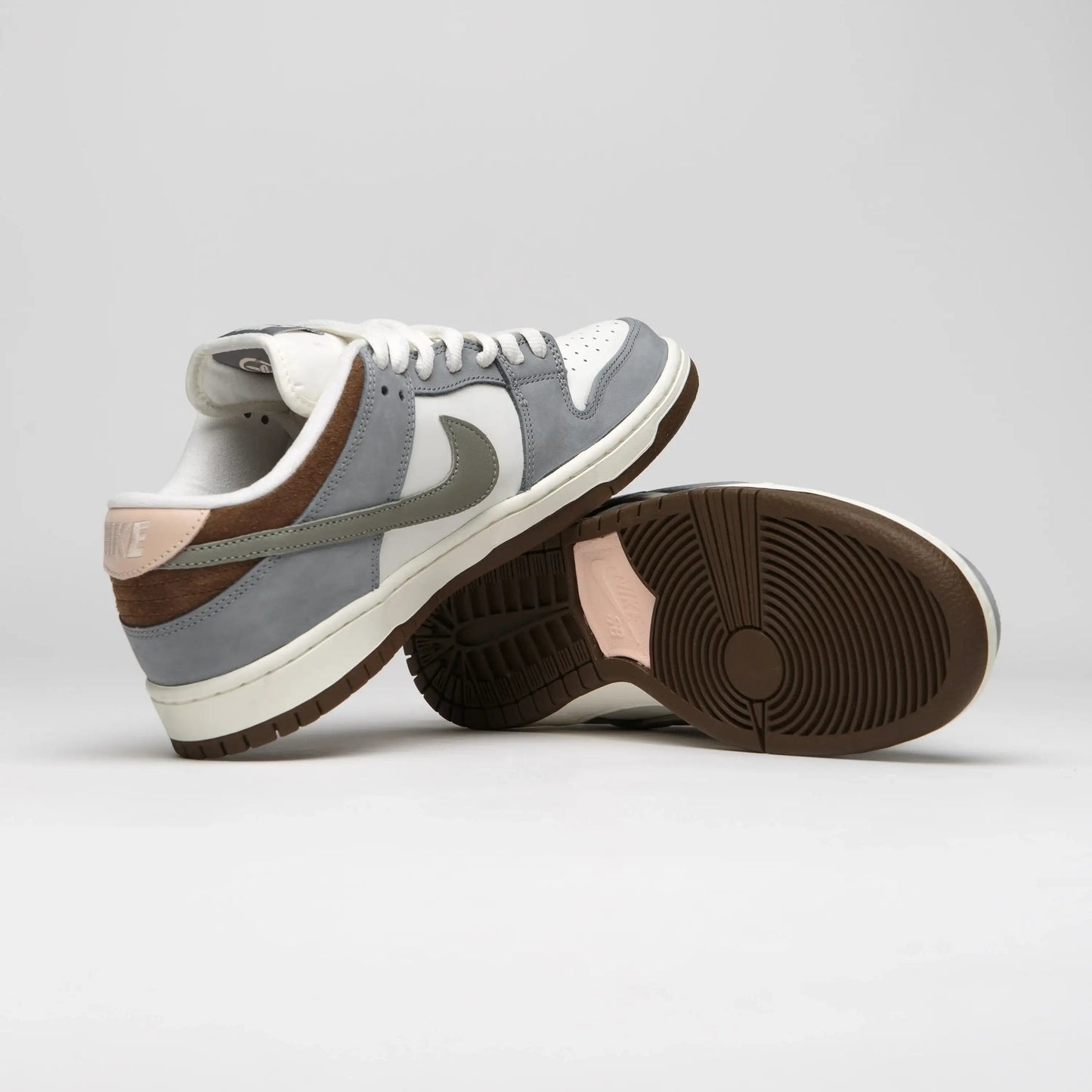 Tênis Cinza Nike Dunk Low Yuto Horigome Par em Cima do Outro