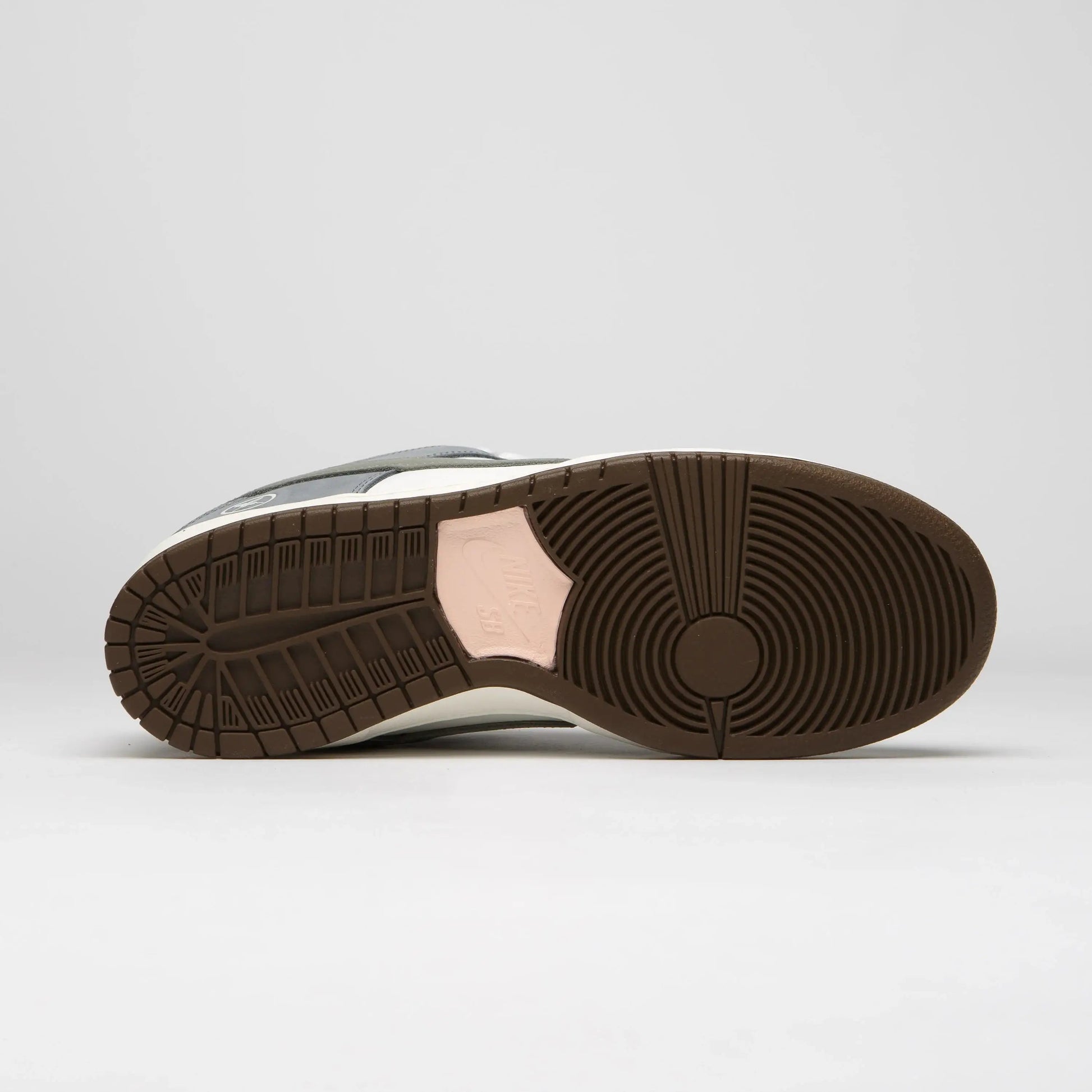 Tênis Cinza Nike Dunk Low Yuto Horigome Parte do Solado Marrom