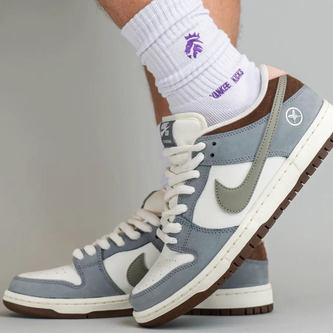 Tênis Cinza Nike Dunk Low Yuto Horigome Visto no Pe com Meia Branca