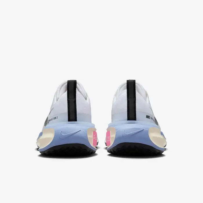 Tênis de Corrida Branco Nike Invincible Run 3 White Cobalt Bliss Parte Traseira Destacando a Logo Da Nike