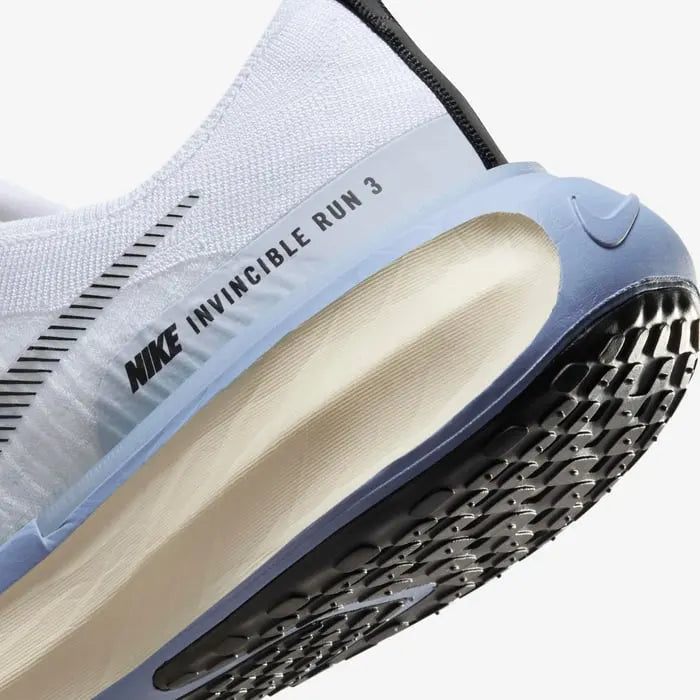 Tênis de Corrida Branco Nike Invincible Run 3 White Cobalt Bliss Parte Traseira em Detalhes