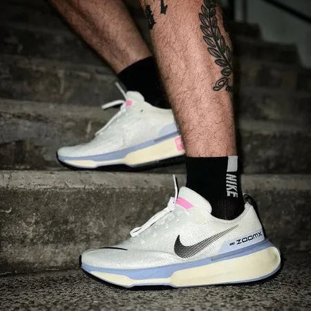 Tênis de Corrida Branco Nike Invincible Run 3 White Cobalt Bliss Visto no Pe com Meia Preta Nike