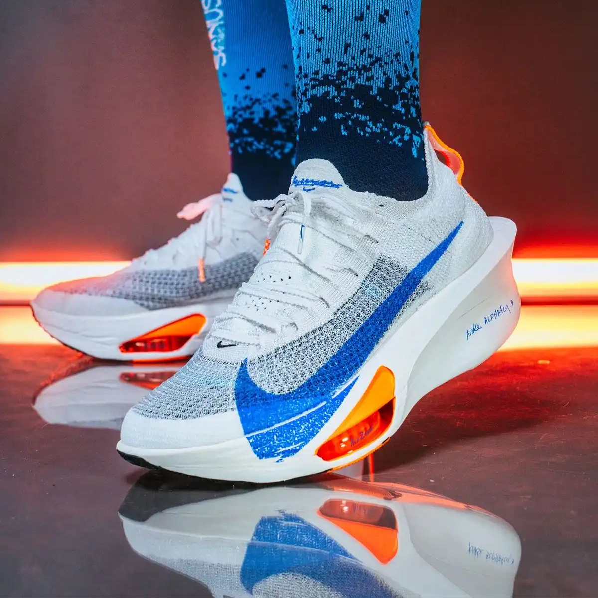 Tênis de Corrida Nike Air Zoom Alphafly 3 Blueprint Pack Visto no Pe com Meia Azul