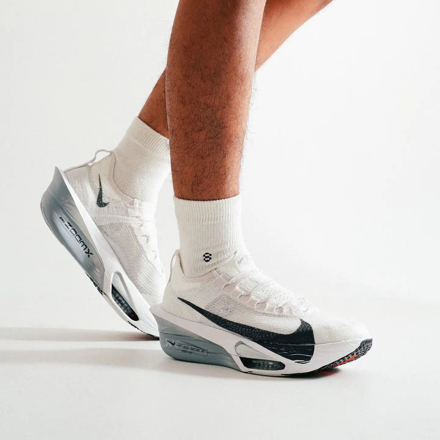 Tênis de Corrida Nike Air Zoom Alphafly 3 White Pure Platinum Par Visto no Pe com Meia Branca