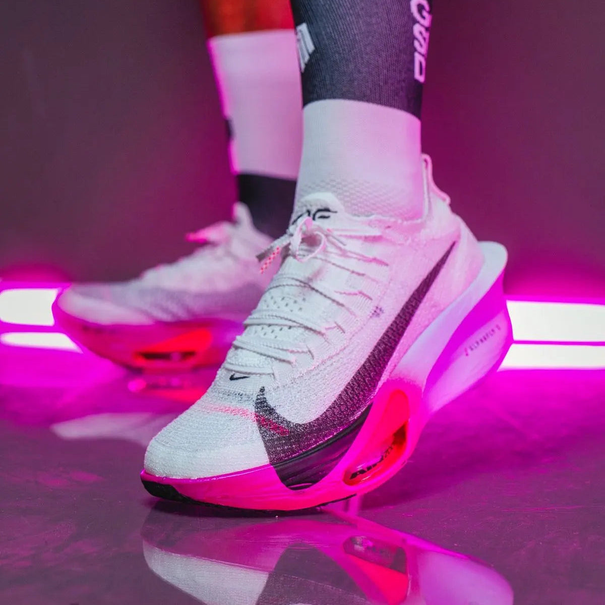 Tênis de Corrida Nike Air Alphafly 3 Vivid Grape Visto no Pe com Meia Branca e Preta