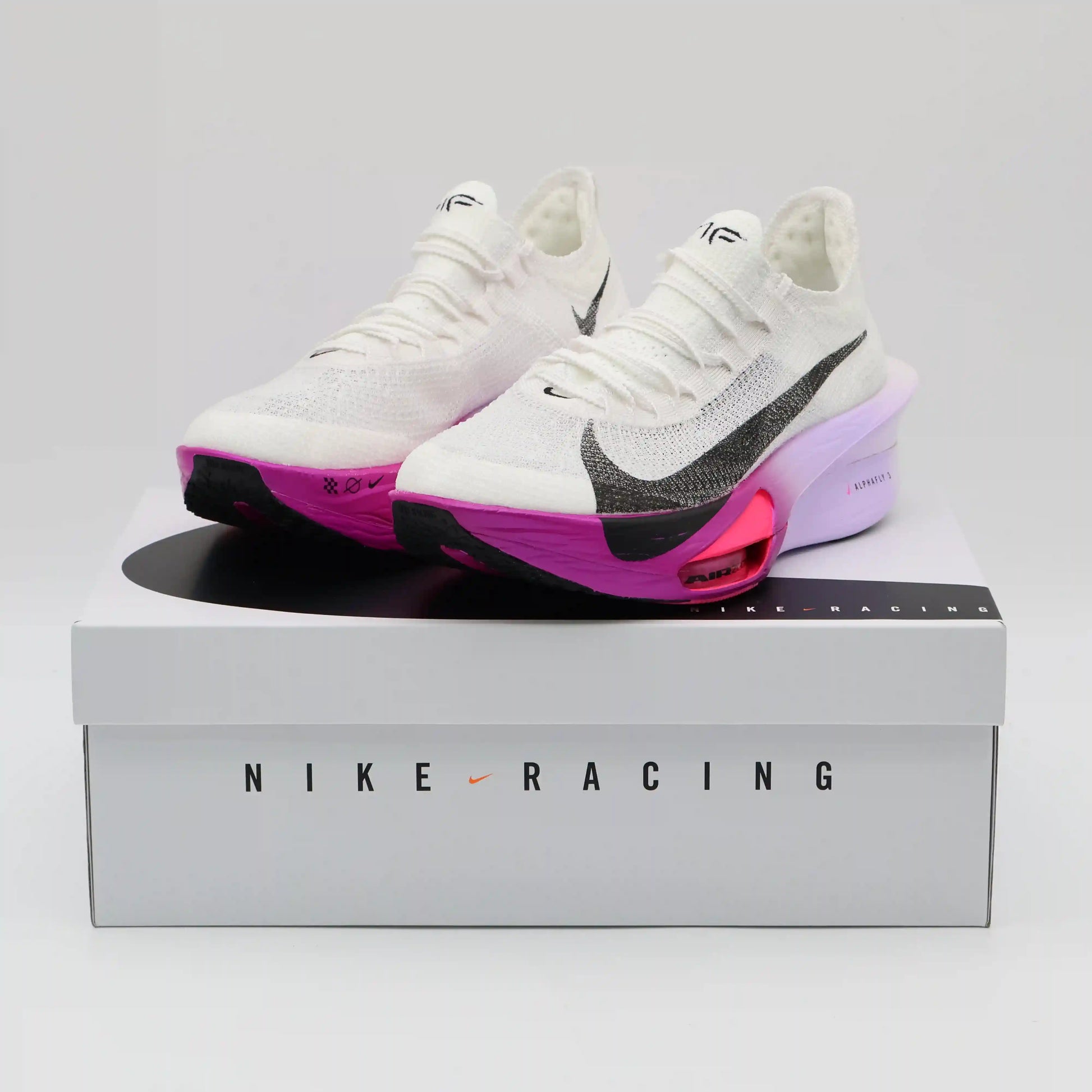 Tênis de Corrida Nike Air Alphafly 3 Vivid Grape Par em Cima da Caixa Branca da Nike