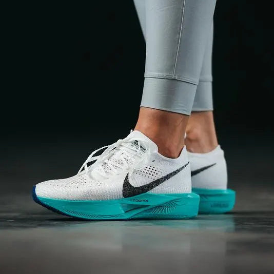 Tênis de Corrida Nike Air Zoom Vaporfly 3  White Jade Ice Visto no Pe pela Parte do Lado