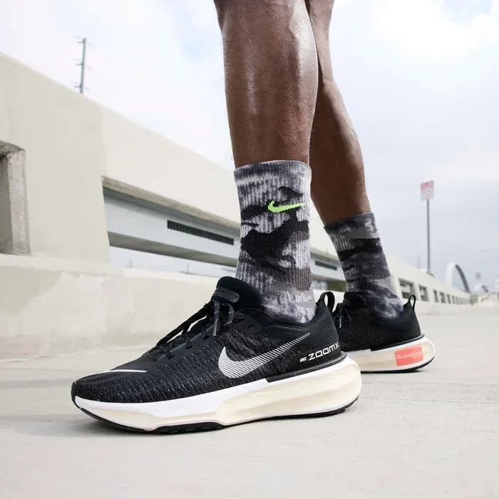 Tênis de Corrida Preto Nike Invincible Run 3 Black White Par Visto no Pe com Meia Preta