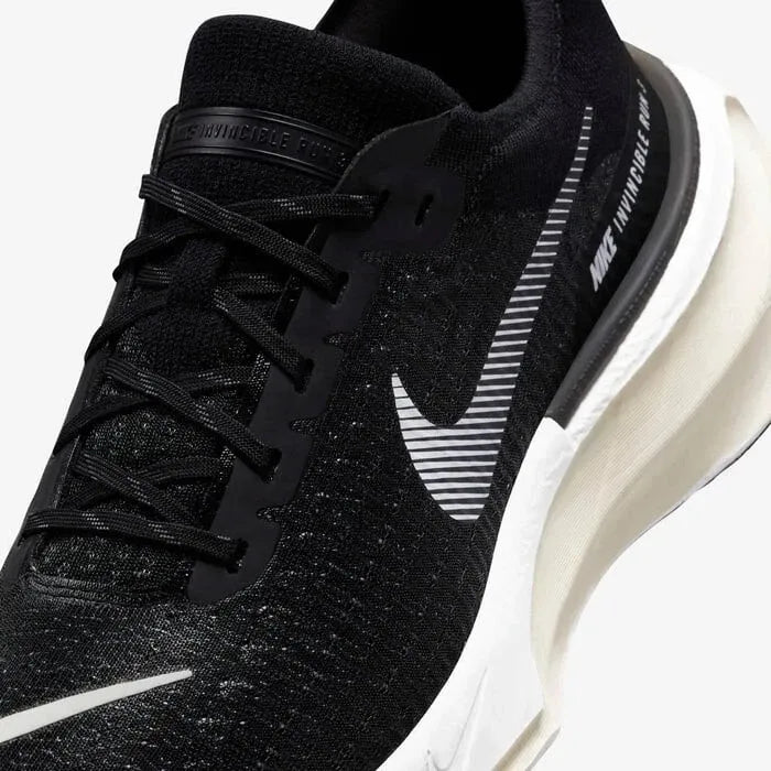 Tênis de Corrida Preto Nike Invincible Run 3 Black White Parte Frontal em Detalhes