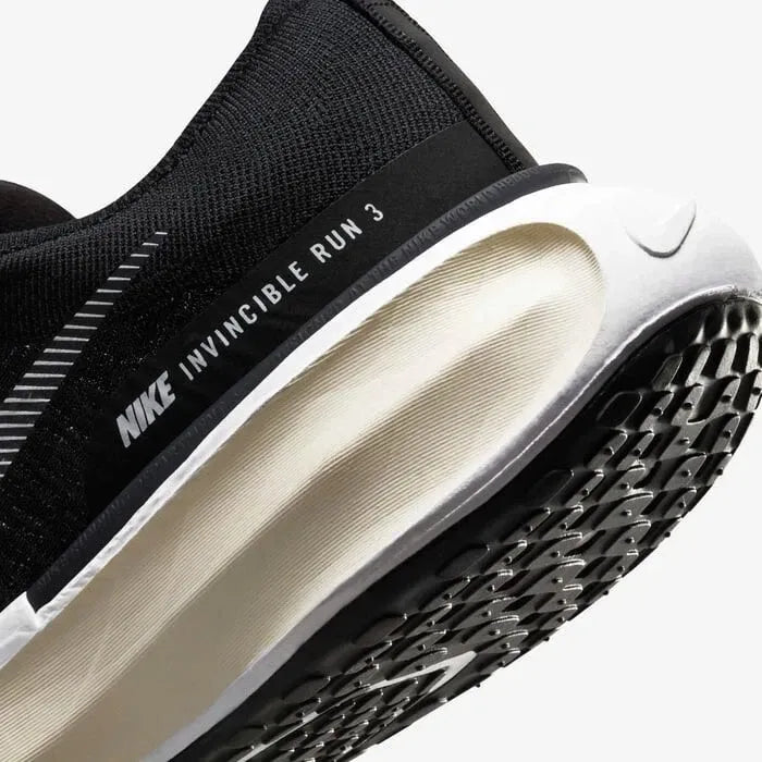 Tênis de Corrida Preto Nike Invincible Run 3 Black White Parte Traseira em Detalhes