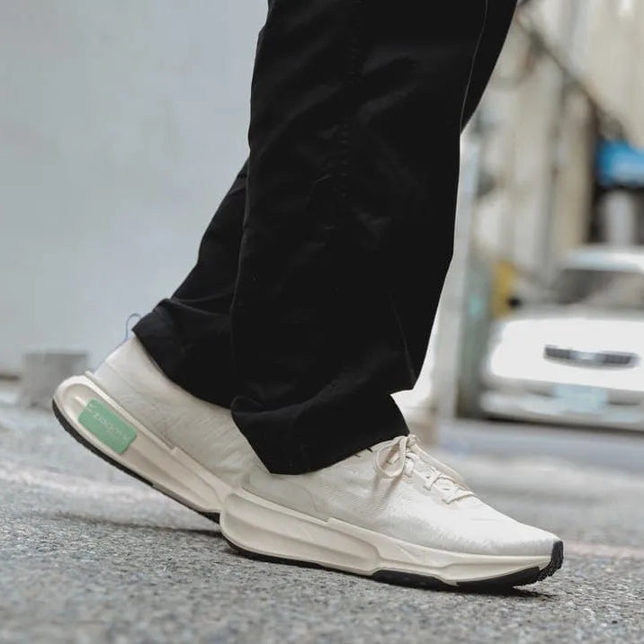 Tênis de Corrida Nike Invincible Run 3 Light Cream White Visto no Pe com Calca Preta