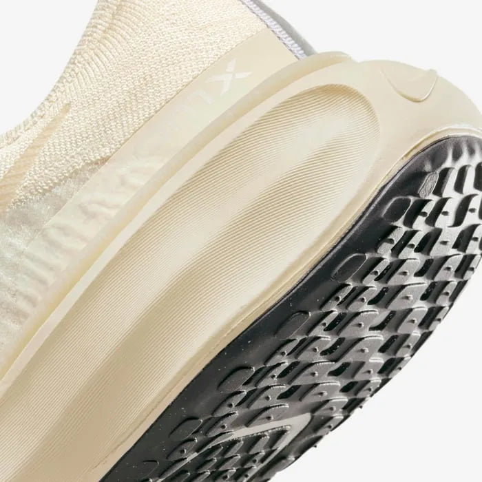 Tênis de Corrida Nike Invincible Run 3 Light Cream White Parte Traseira em Detalhes