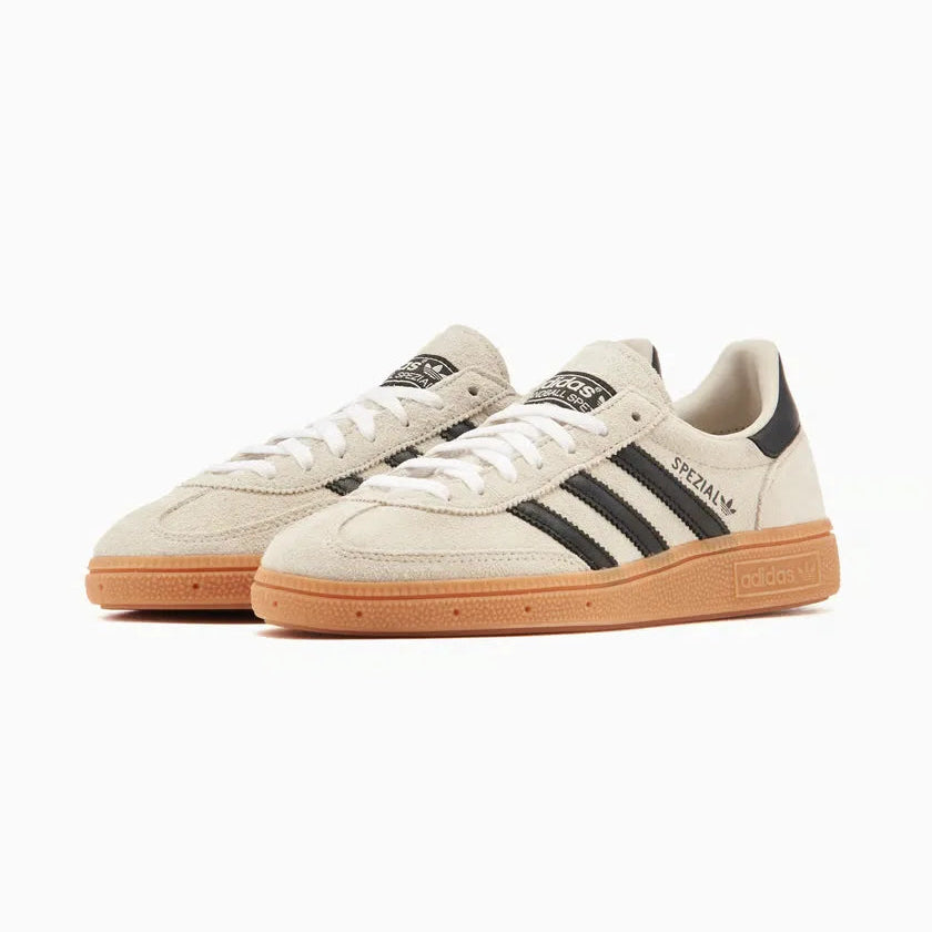 Tênis Cinza Adidas Handball Spezial Aluminium Par Visto pela Parte de Frente