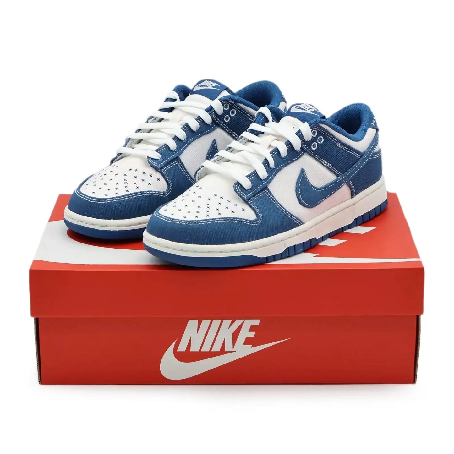 Tênis Jeans Nike Dunk Low Sashiko Industrial Blue Visto em Cima da Caixa Vermelha