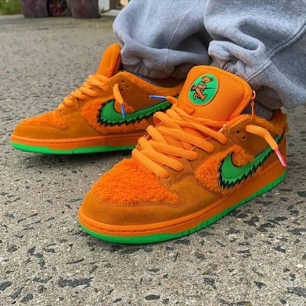 Tênis Laranja Nike Dunk Low Grateful Dead Visto no Pe com Calca Moletom Cinza