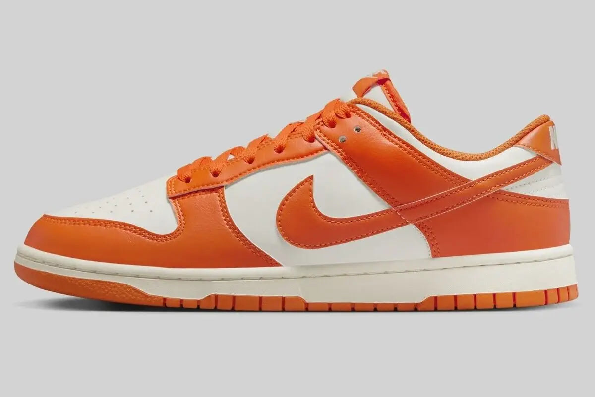 Tenis Laranja Nike Dunk Low Syracuse Visto de Lado