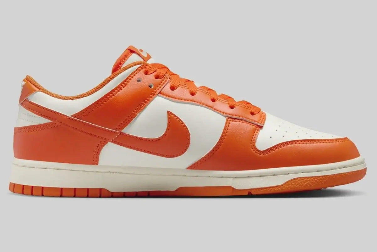Tenis Laranja Nike Dunk Low Syracuse Visto pelo Lado Interno