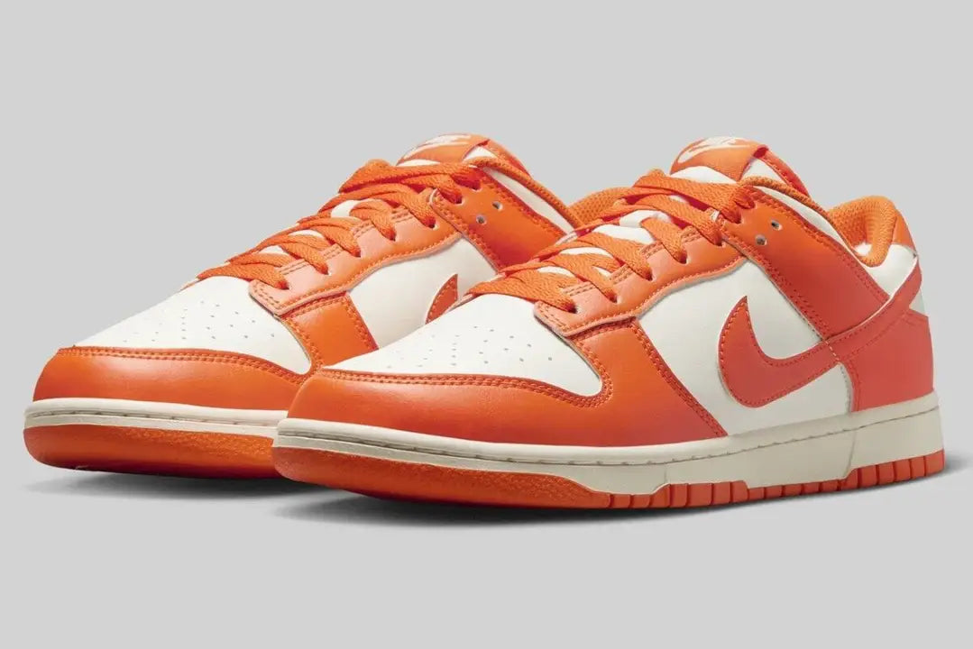 Tenis Laranja Nike Dunk Low Syracuse Visto de Frente