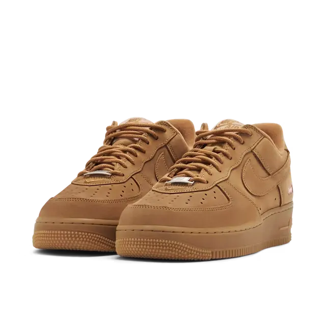 Tênis Marrom Nike Air Force 1 Low SP Supreme Wheat Par de Frente
